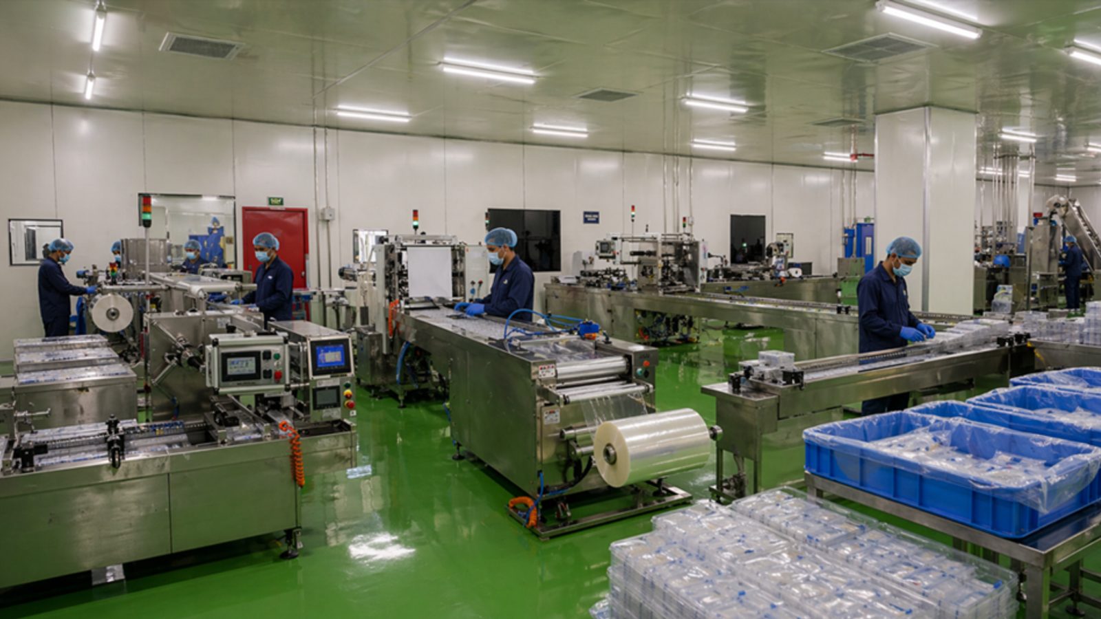 Production and labelling line with operators
